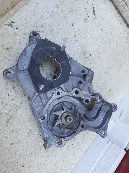Водяна помпа насос Тойота Авенсіс королла Е120 2.0 д4д