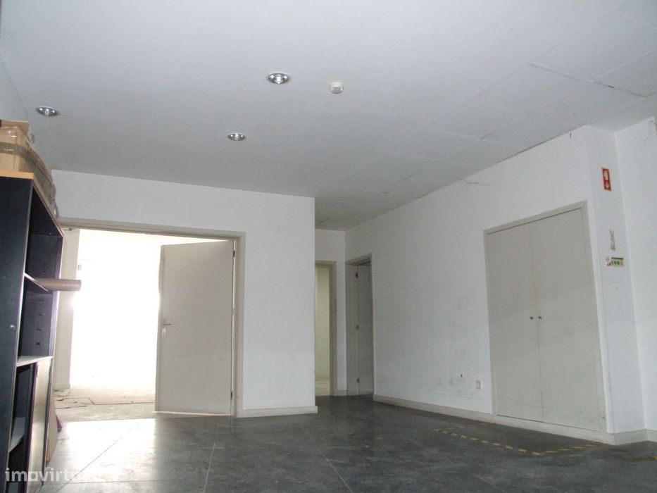Loja + cave + 2 lugares de garagem