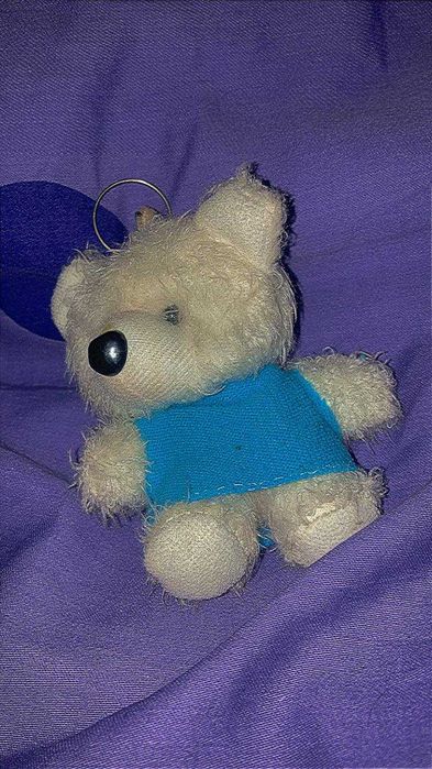 biały miś w ubranku pluszowy brelok breloczek zawieszka