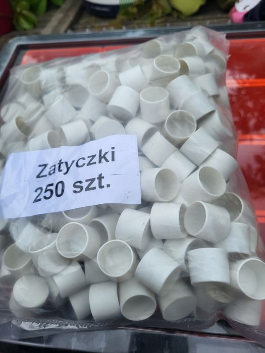 Korek , zatyczki do rur PCV fi22