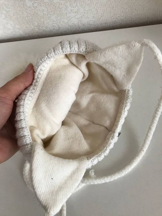 Біла тепла шапочка для дівчинки