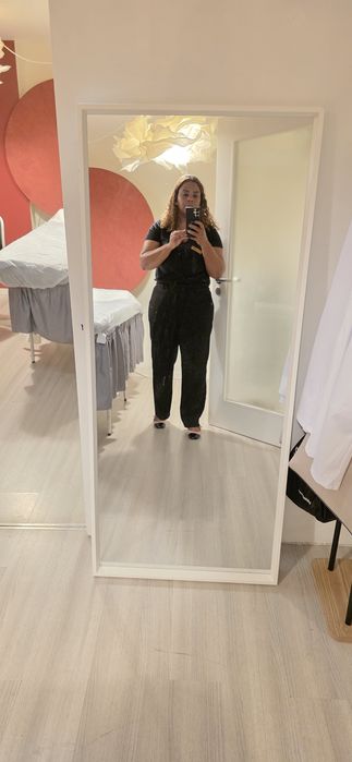 Espelho grande com moldura branca.