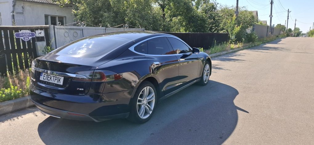 Tesla model S 85