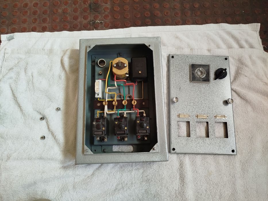 Quadro elétrico antigo completo com três disjuntores e um diferencial