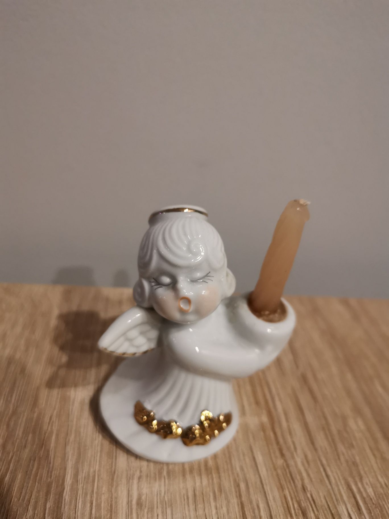Aniołek porcelanowy