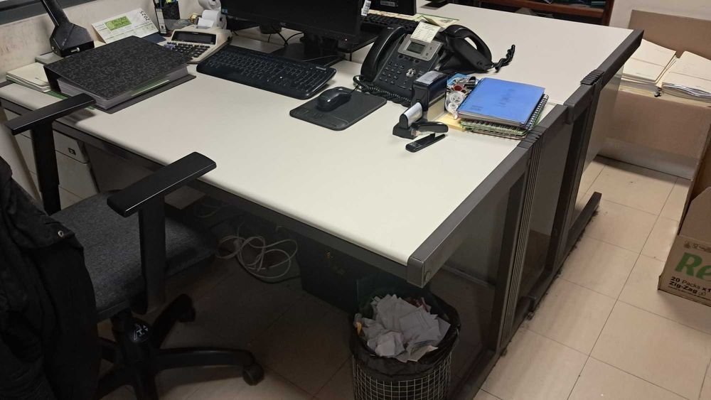 Material de escritorio - secretarias, armários e cadeiras
