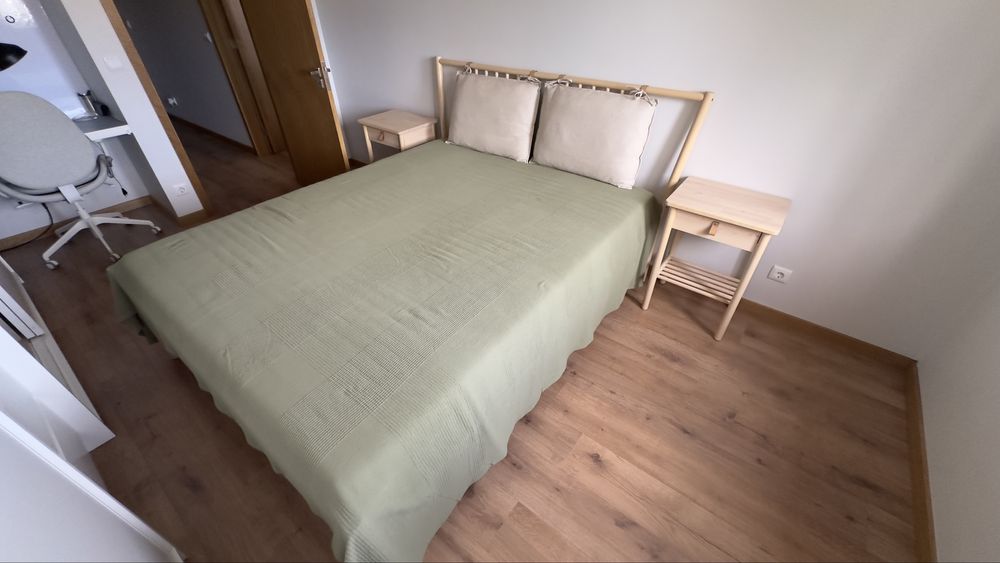 Conjunto cama casal e mesas de cabeceira IKEA BJÖRKSNÄS