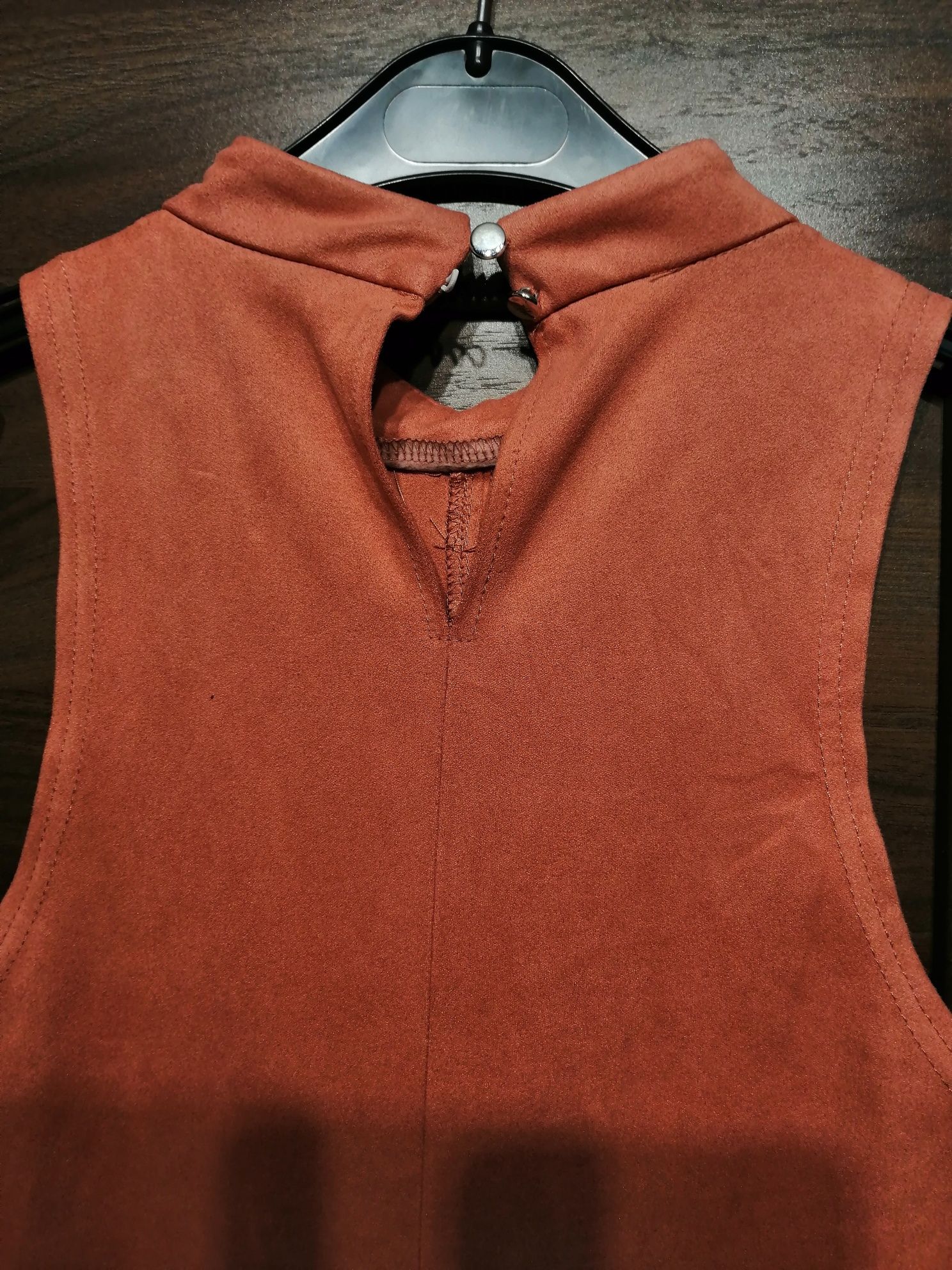Suknia midi, dopasowana dekolt halter