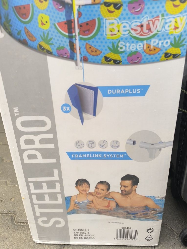 Basen dla dzieci z dachem i zraszaczem