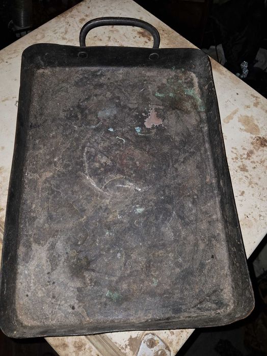 Тарілки, посуд та інше приладдя для дому