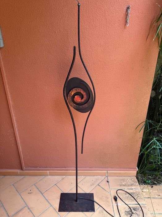 Candeeiro de pé em ferro forjado com abajour