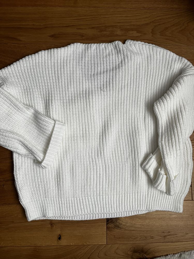 Biały sweter dekolt V