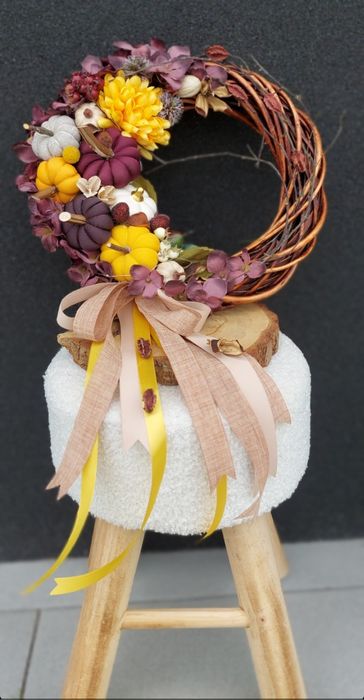 Piękny jesienny wianek z dyniami