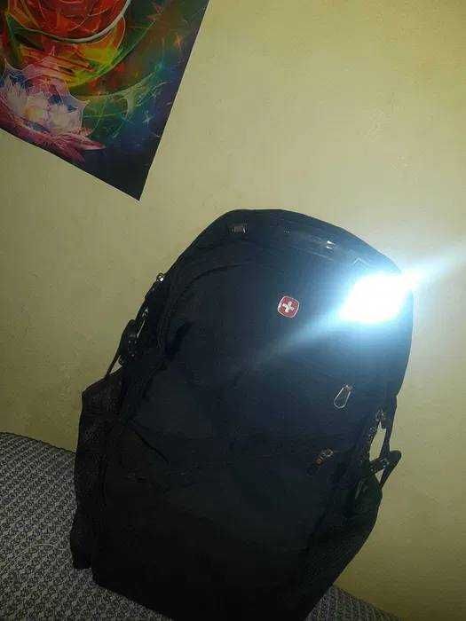 Дуже гарний рюкзак з USB та ортопед.спинкою + ліхтарик + дощовик