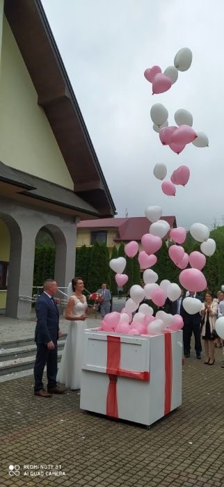 Pudło z balonami, balony z helem, super prezent, wesele