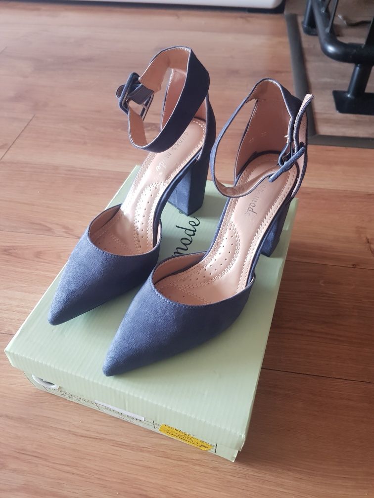 Buty na obcasie nowe