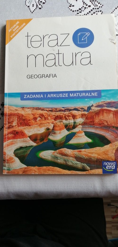 Książka z zadaniami i arkuszami maturalnymi z geografii