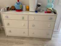 vendo cómoda IKEA com puxadores infantis