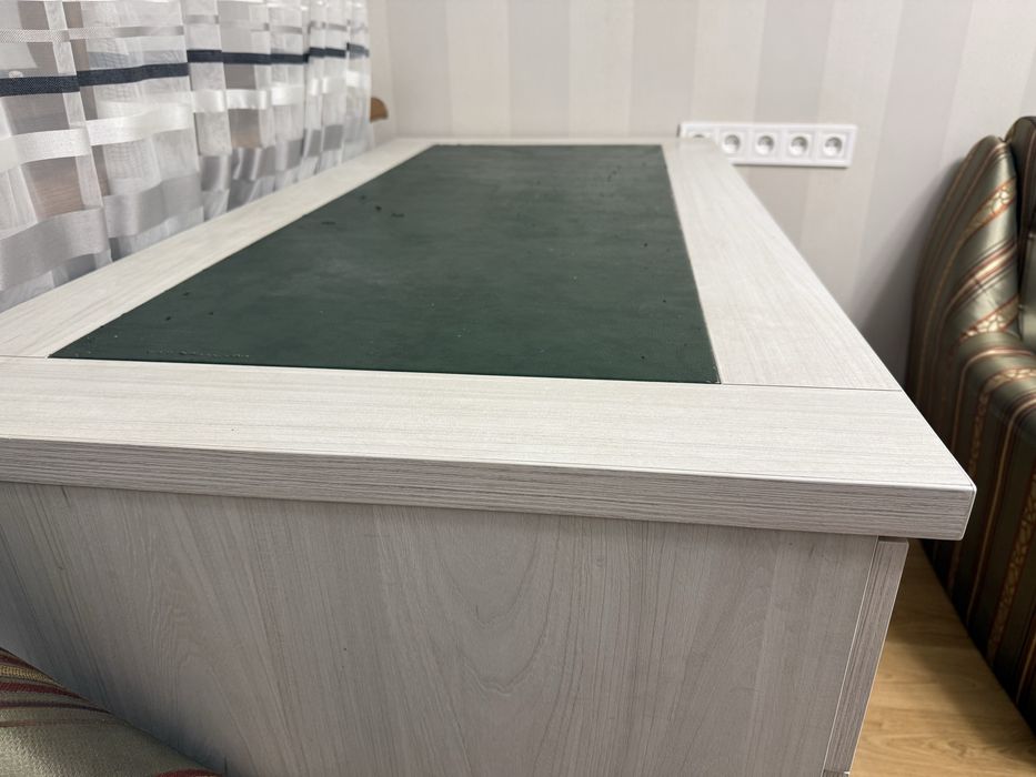 Письмовий стіл в гарному стані