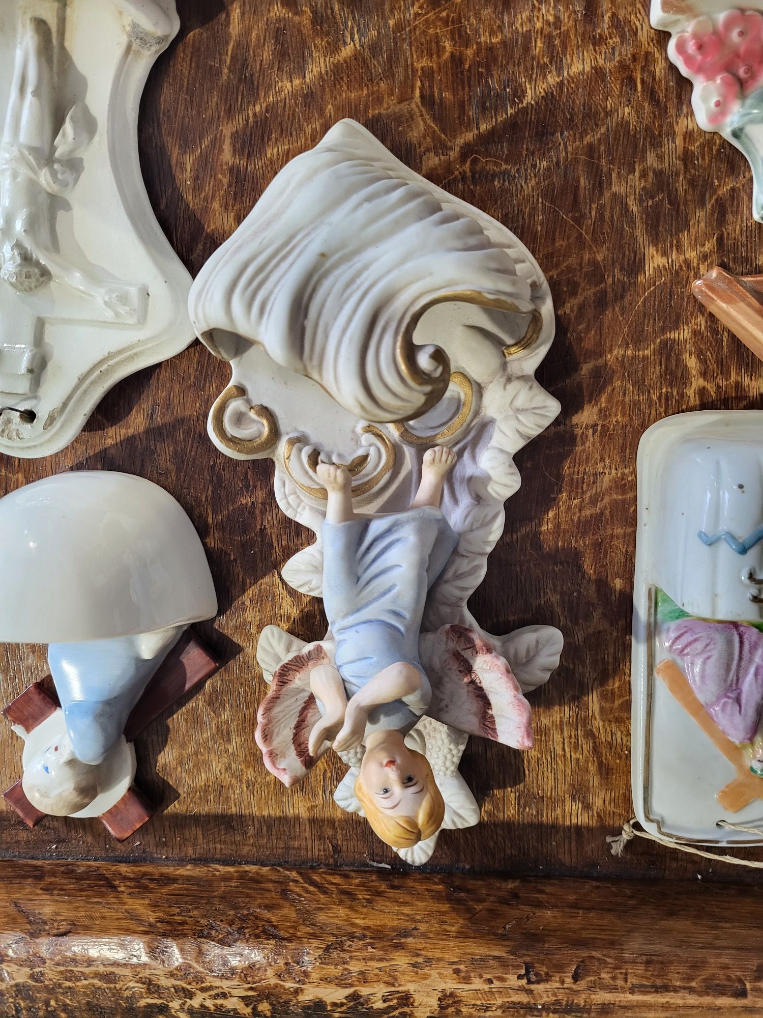 Biskwit Anioł kropielnica z porcelany