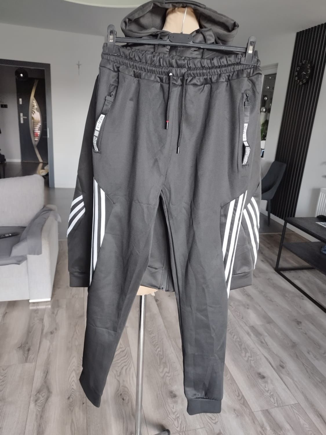 R.XL czarny dres z modnymi białymi paskami