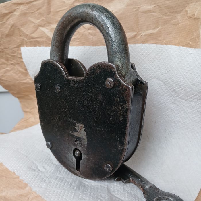 Большой навесной замок СССР.