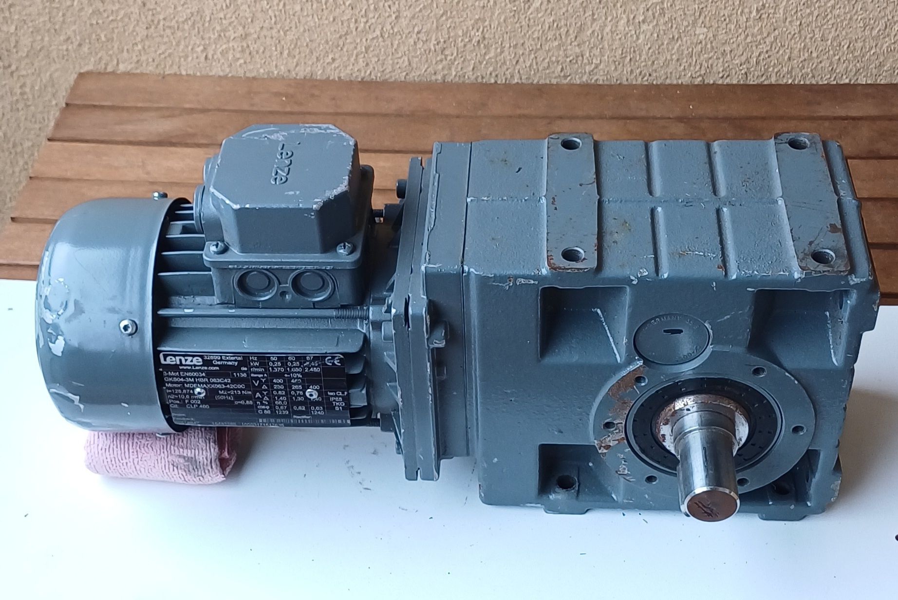 Lenze motoreduktor 0,25 kW 213Nm nieużywany silnik przekładnia ślimako
