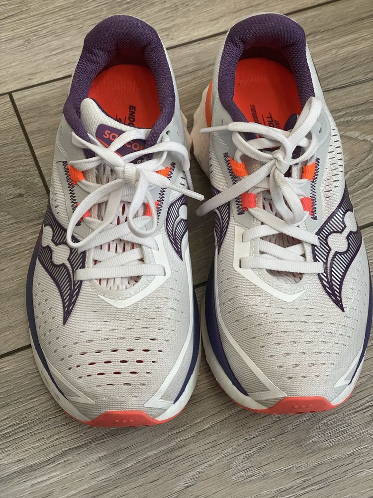 Кросівки жіночі saucony endorphin speed 4