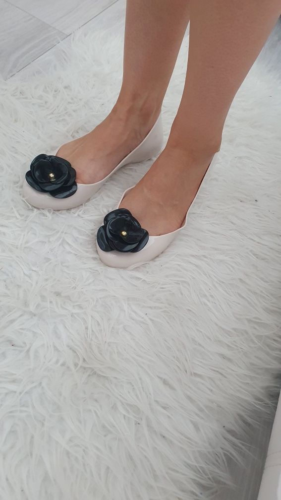 Buty Melissa 39 beżowe z czarnym kwiatem