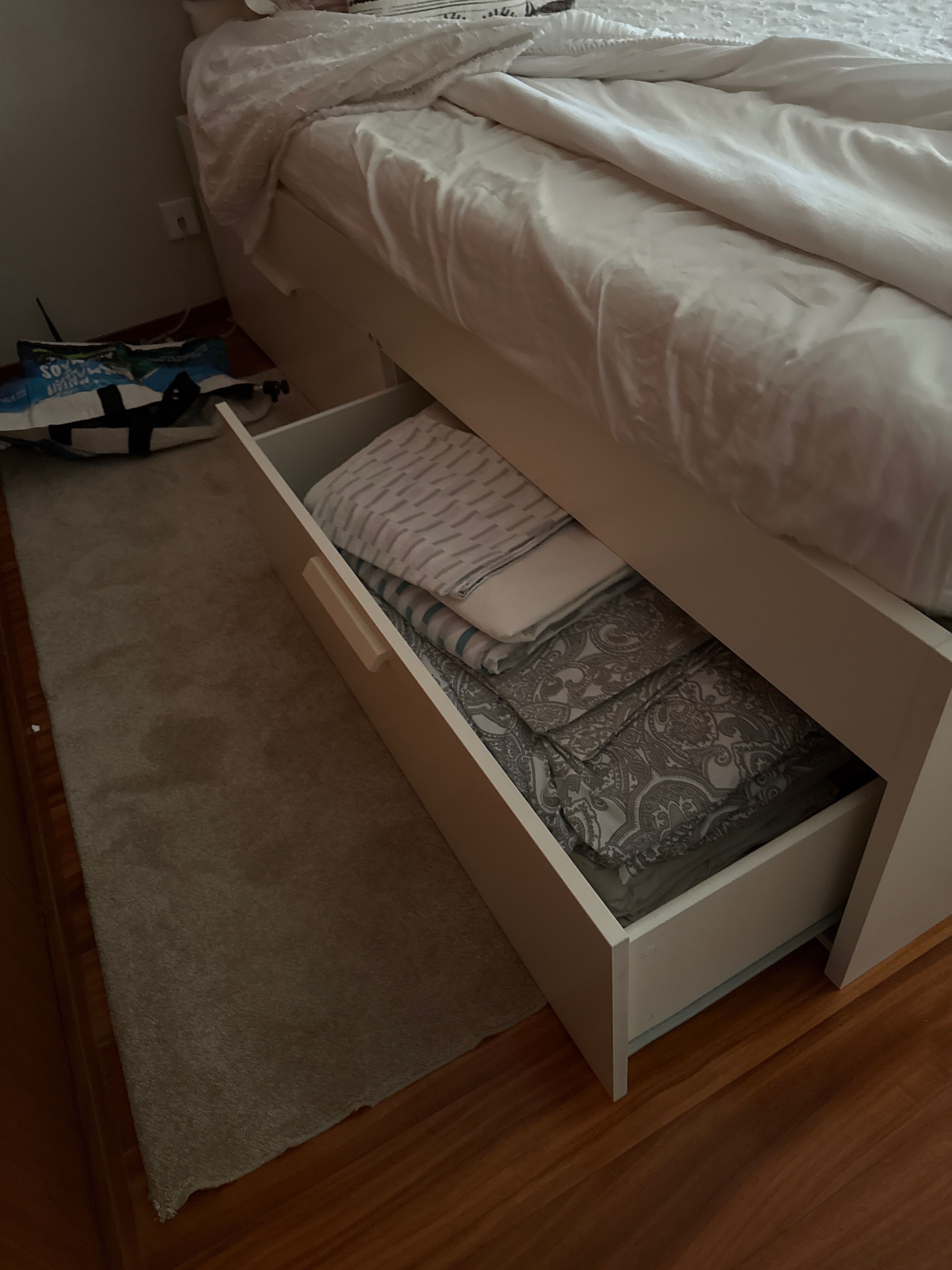 Cama Ikea Brimnes com colchão