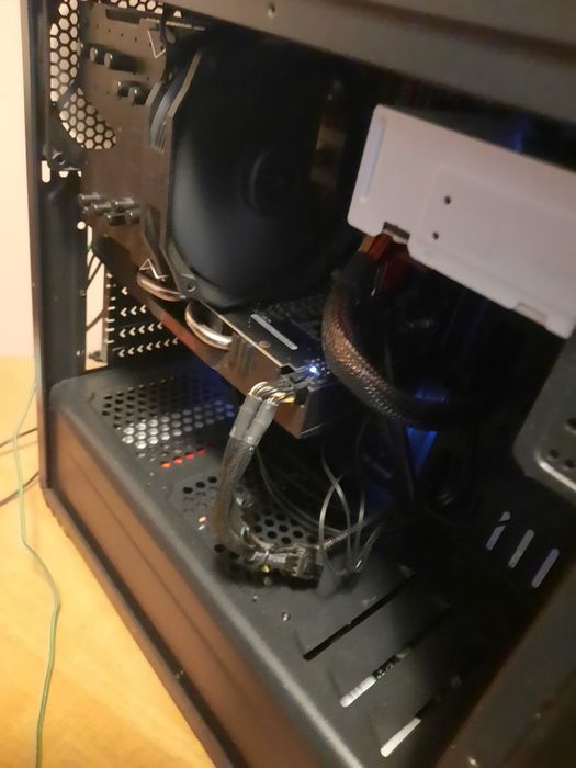 Na Sprzedaż: Potężny Komputer Stacjonarny - Idealny do Gier i Pracy!