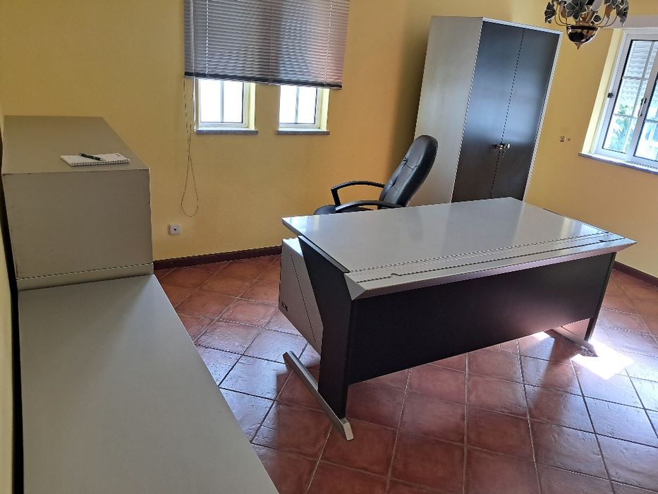 Conjunto de móveis para escritório.