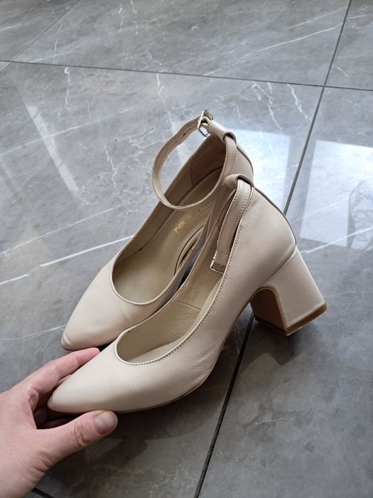 Жіночі шкіряні туфлі, взуття