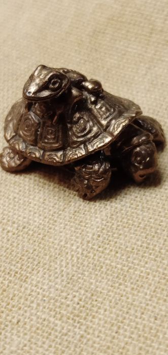 Чудова мініатюра. Жаба на черепахе.
