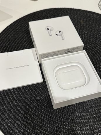 Bezprzewodowe sluchawki AirPods 3 generacji komplet