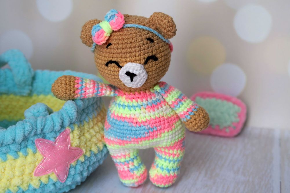 Набір В'язаний ведмедик у люльці з ковдрою і подушкою