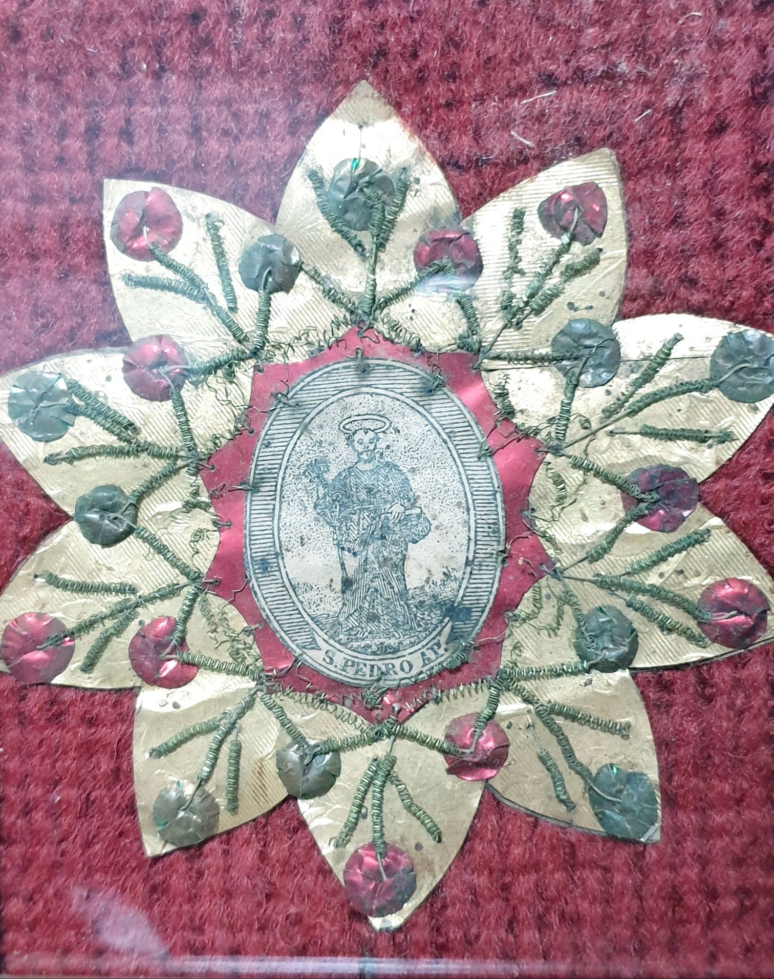 Antigo registo religioso bordado com imagem de São Pedro