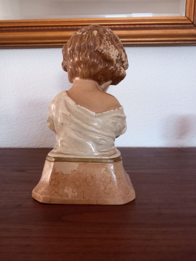 Busto antigo de criança