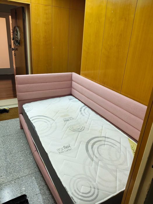 Camas com cabeceira, painel lateral e colchão