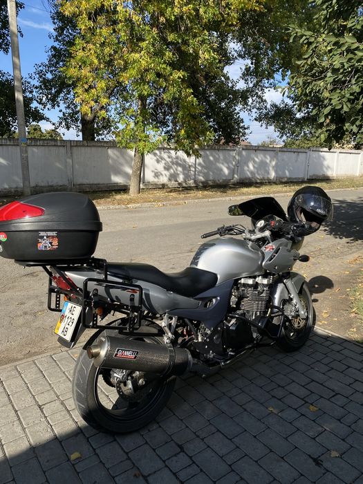 Продам мотоцикл kawasaki zr750s в отличном состоянии.