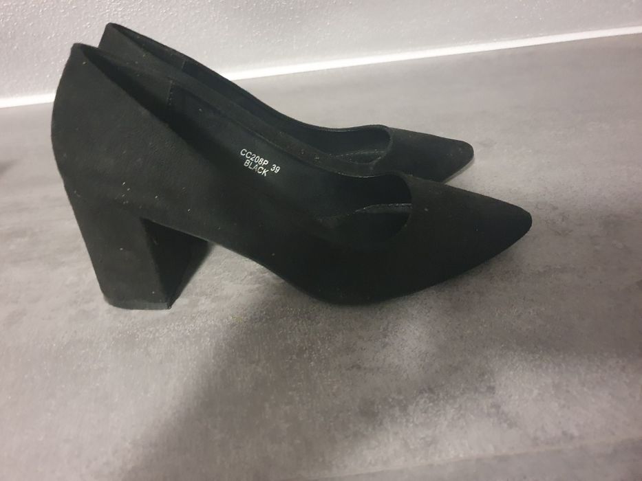 Buty zamszowe na klocku rozmiar 39