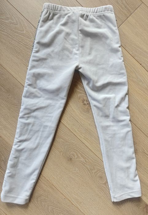 Rozm.116/122 2x spodnie welurowe: szare z cekinami, czerwone Minnie