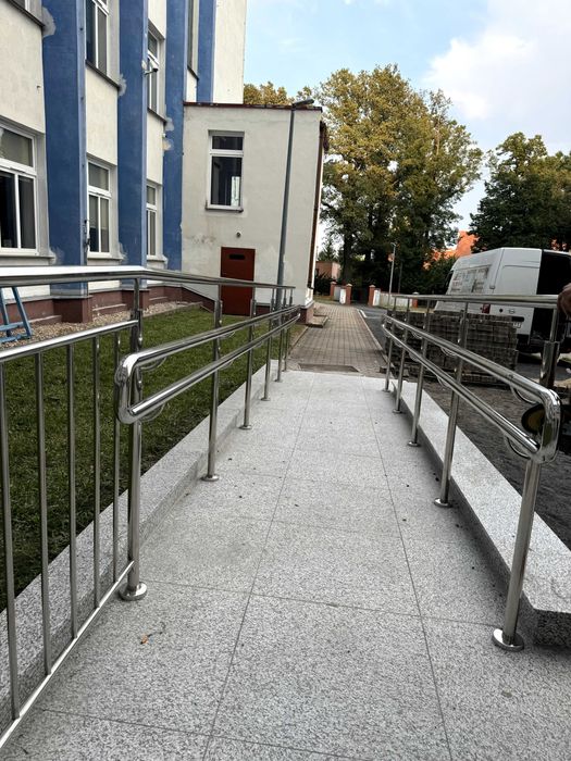 Poręcze - podjazdy dla osób niepełnosprawnych, balustrady