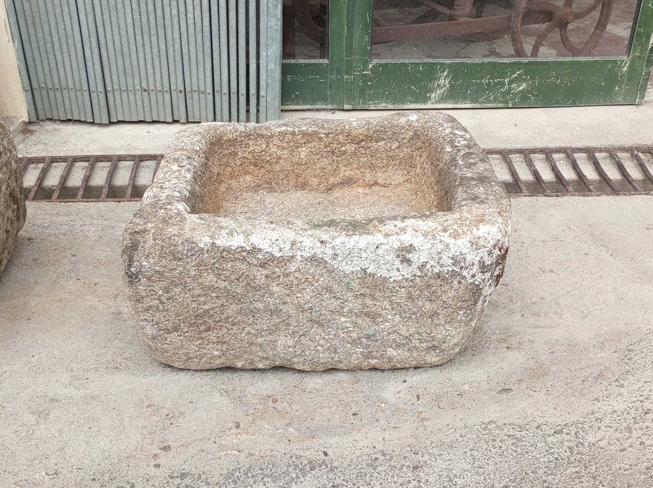 Antiga pia em pedra (59 x 58 x 29 cm)