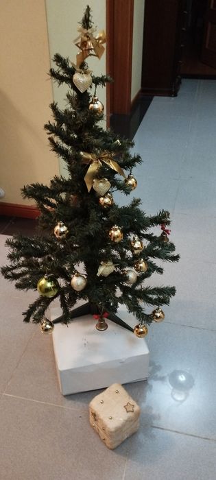 Árvore natalícia com alguma decoração