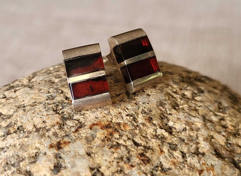 Kolczyki sztyfty prostokątne z czerwonym bursztynem srebro