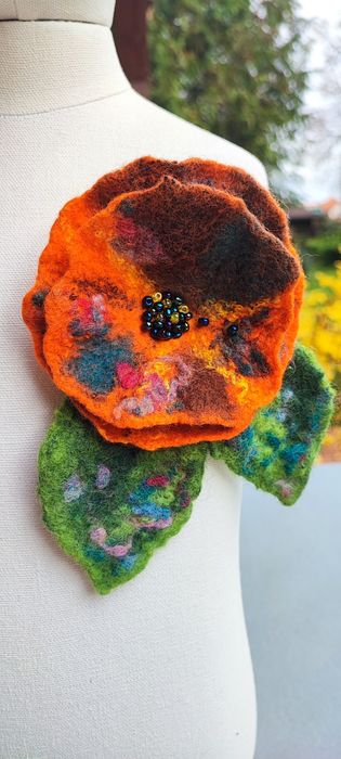 Broszka ręcznie filcowana.