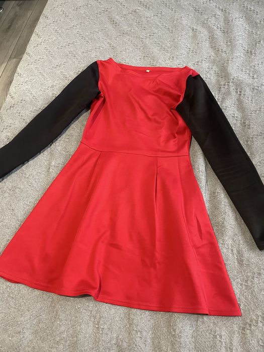Сукня червона з чорними рукавами