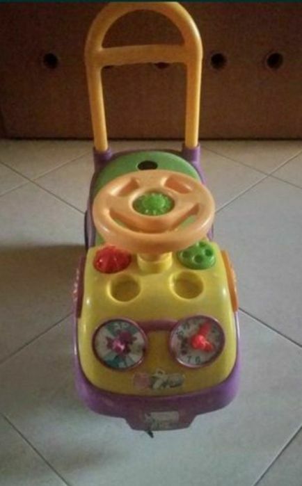 Chodzik samochod jezdzik pchacz z siedziskiem na kolkach interaktywny
