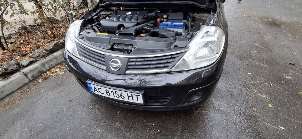 легковий автомобіль Нісан Тііда